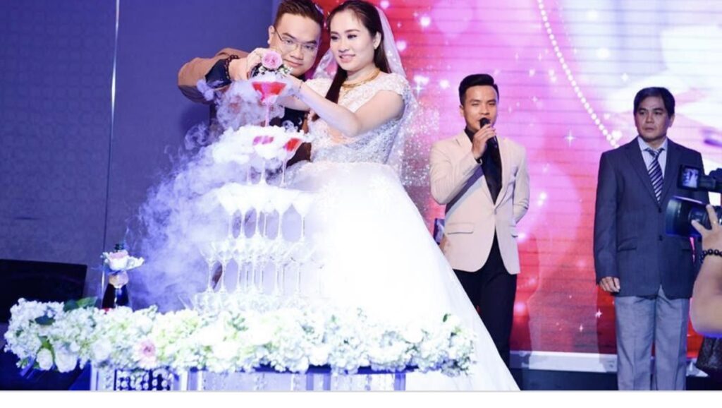 Tháp ly rượu cưới