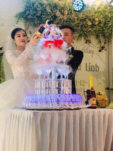 Tháp rượu tiệc cưới